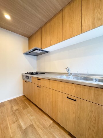 デザイナーズリノベ戸建て ３口コンロで料理好きな方に。引出し収納で使いやすい収納です。