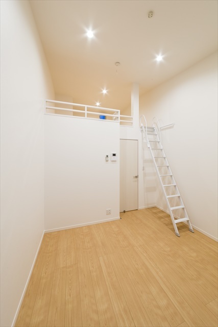 ライトミドル岩槻2階 ロフト付きデザイナーズ