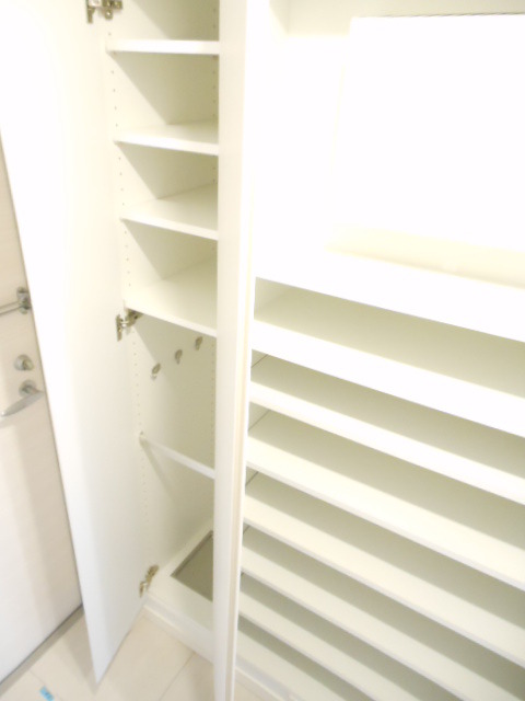 ガーラ・ヒルズ不動前5階 玄関にはシューズクローゼット！ブーツなどの高さのある靴にも対応♪