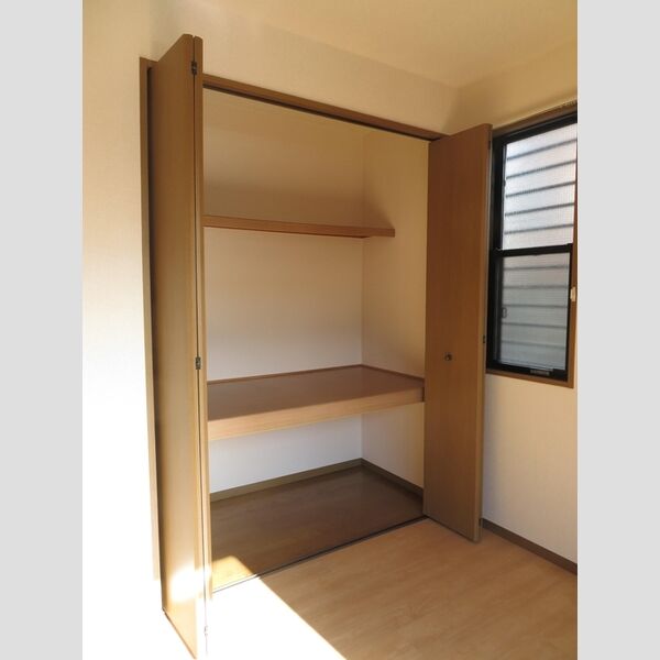 セゾン西橋本101号室 バルコニー側洋室の収納です。