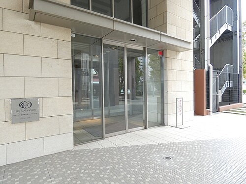 ライオンズ横浜新子安ハーバーコート エントランス