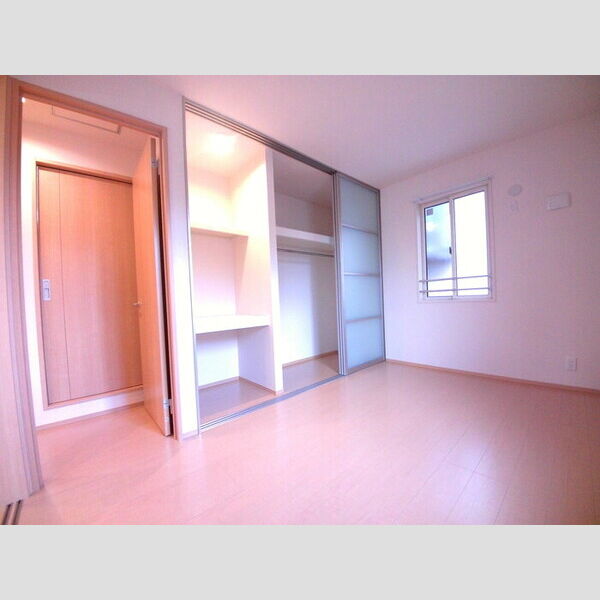 South wind frea202号室 クローゼット付きの洋室