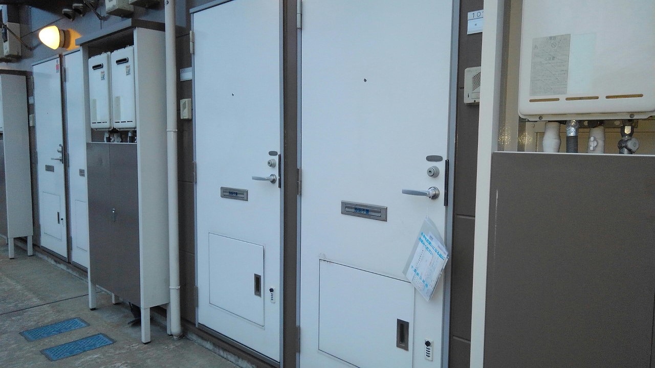 レオパレス桜 玄関