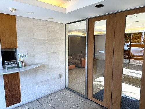 ライオンズステージ喜多見ガーデンシティ エントランス外観     ※2025年11月撮影