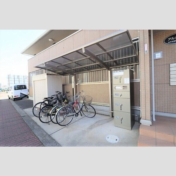 アルシュ幸 駐輪場