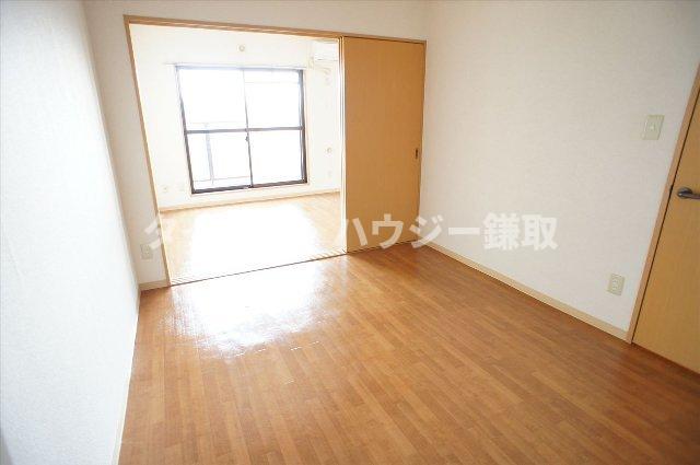 ベルデモールⅡ 5帖の洋室です。