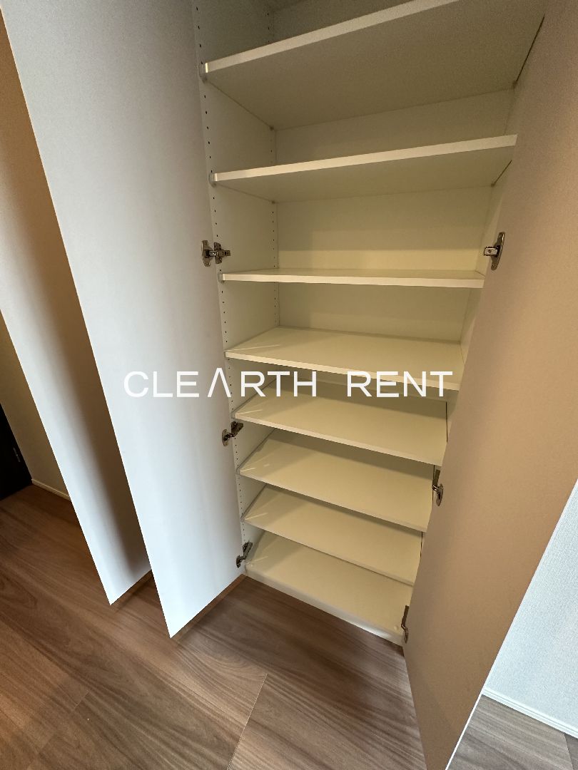 コンシェリア目黒本町 ＴＨＥ ＲＥＳＩＤＥＮＣＥ4階 廊下にも収納スペース/いたるところに収納がありお部屋が片付きます