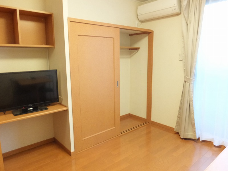 レオパレスセレッソ101号室 ポール付きクローゼットで大切なお洋服もシワになりません。