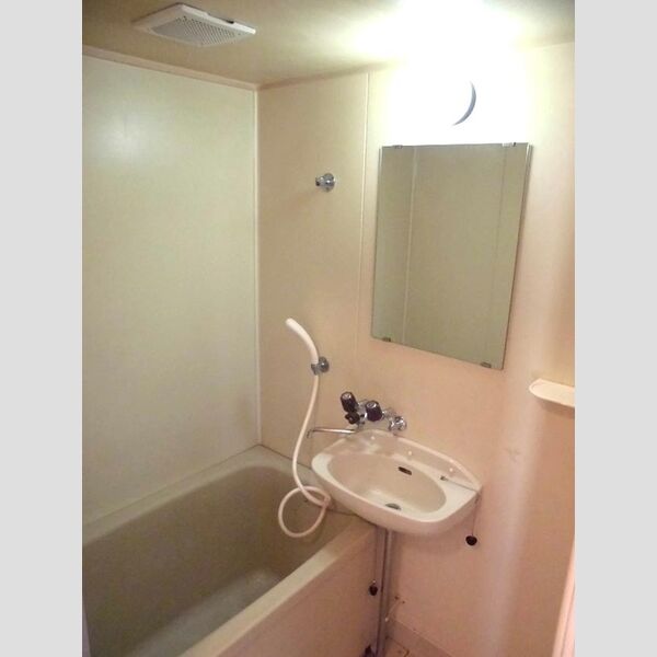 ガーデン関口205号室 洗面台付きユニットバス