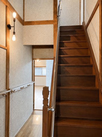 船橋市松が丘戸建て 2階階段