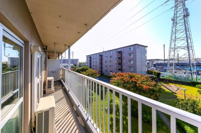 高津団地デザイナーズ物件 バルコニー前は公園。広いバルコニーで洗濯が沢山干せますね
