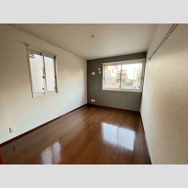 ロイヤルヒルズP102号室 洋室