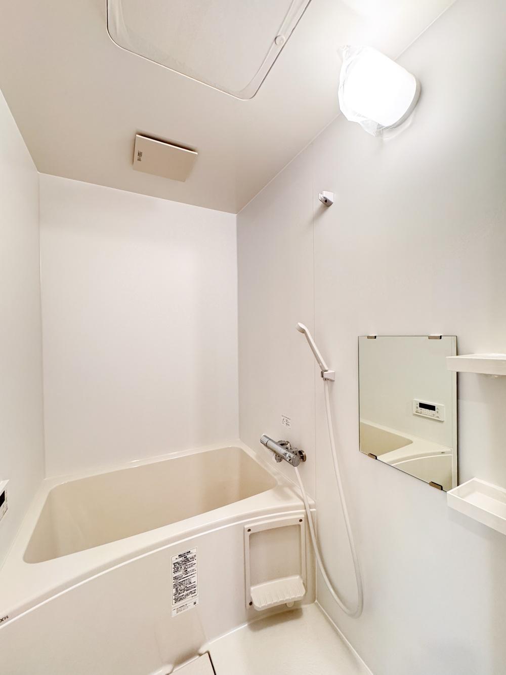 デザイナーズリノベ戸建て 真っ白なユニットバス