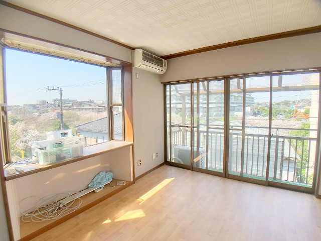 ポルボロン夏見台 洋室10帖の部屋は出窓もあり採光と通風が良好です。