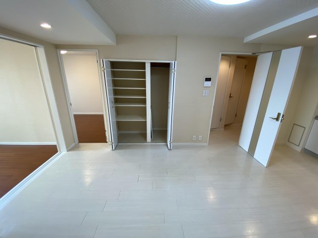 藤和中野坂上コープ604号室 ピカピカの床でゴロゴロできますね。