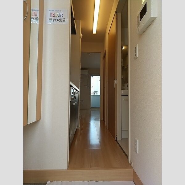 ロイヤルヒルズR107号室 玄関脇には鏡付きのシューズボックスがあります!