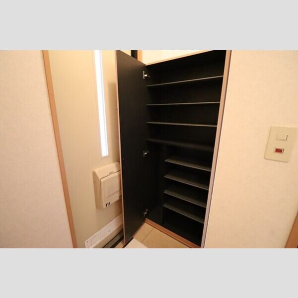 ロイヤルガーデン　B102号室 シューズボックス