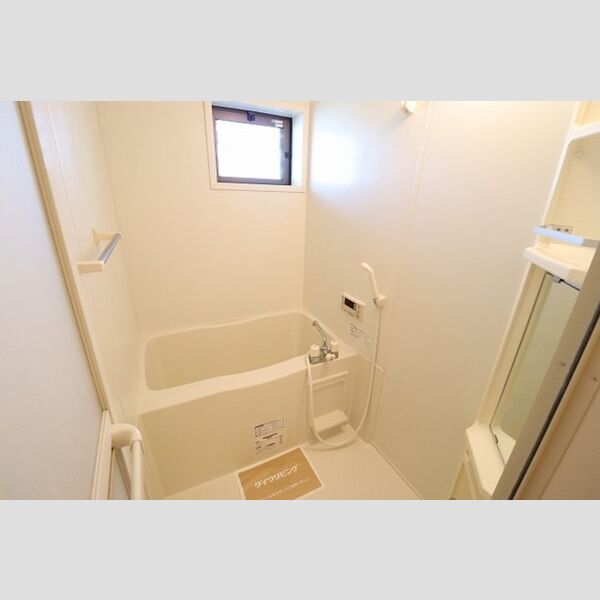 パーシモン303号室 追い焚き機能付きバス(窓付き)
