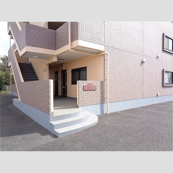 コモード　A203号室 エントランス