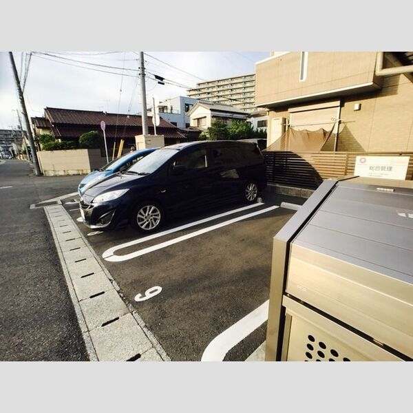 グレイス若草302号室 駐車場