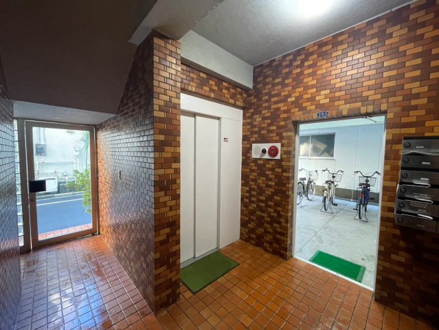 富永ビル301号室 エントランス