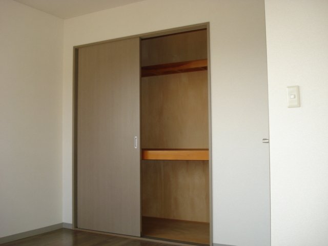 リバティヒルズ ２Ｆ洋室収納