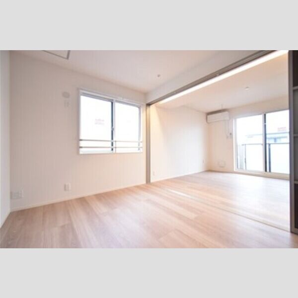 Same sky303号室 居室とリビングダイニング