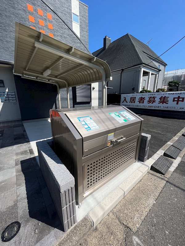今日は晴れ1階 敷地内ゴミストッカー