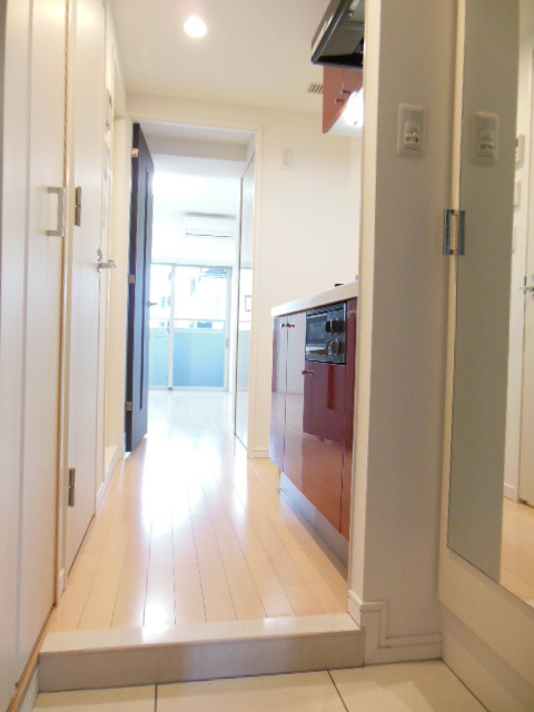 グランド・ガーラ新横浜North2階 玄関　人感センサー付照明あり