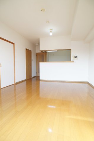 椎の実ハイツ0506号室 おしゃれなリビングです