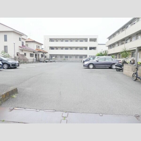 ガーデンヒルズ 駐車場