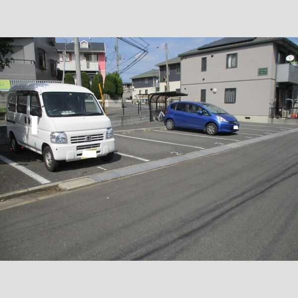 エバーグリーン　八番館 駐車場