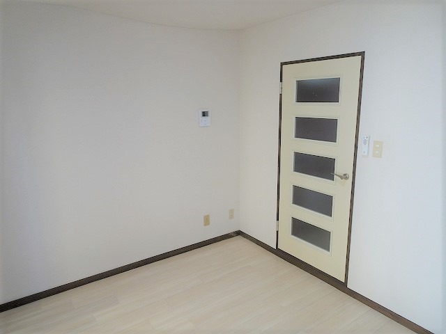 ＲＯＳＥ　ＧＡＲＤＥＮ　Ｒ１２番館(R-012) 居室、リビング