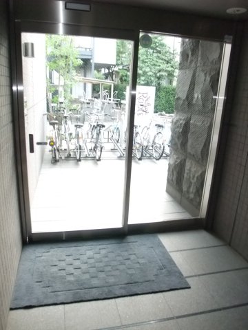 プライムアーバン烏山コート101号室 エントランス前に　無料の自転車駐輪場がございます