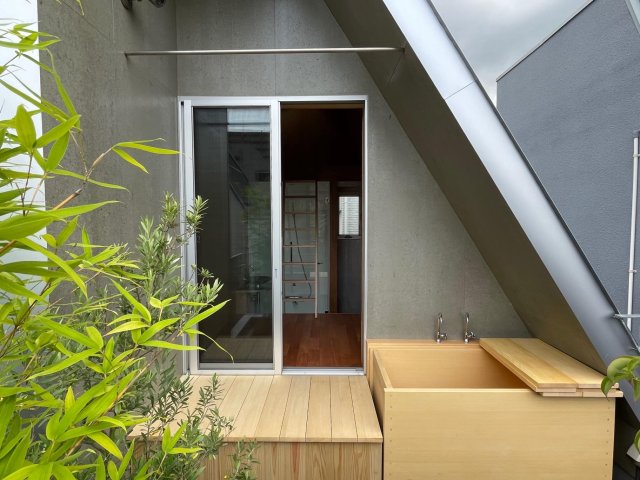 隙間の家 屋上に檜風呂がついている。旅館気分！