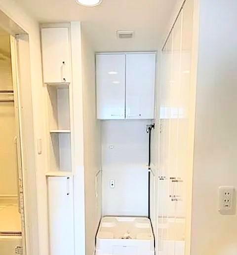 ファミール銀座イースト14階 洗濯機置き場周りにたくさん収納があり大変便利です。