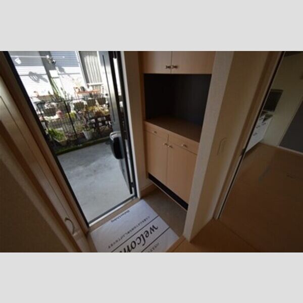 ベルフローラC 玄関