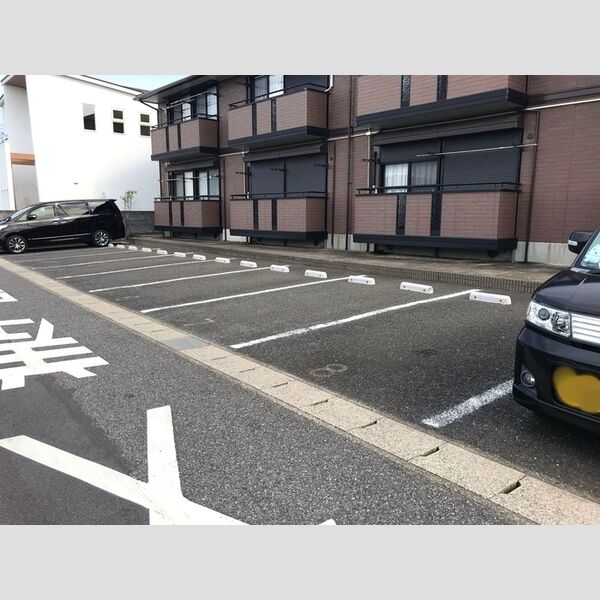 リヴェール 駐車場