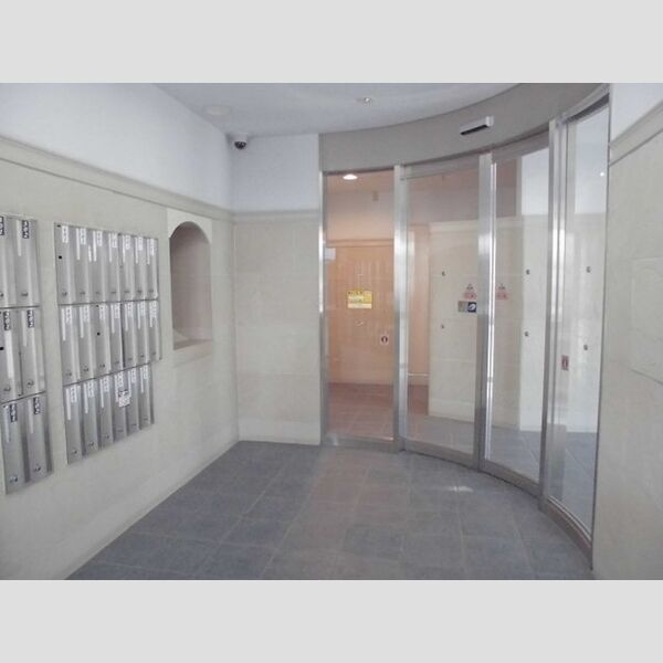 ハイフラットワン ロビー