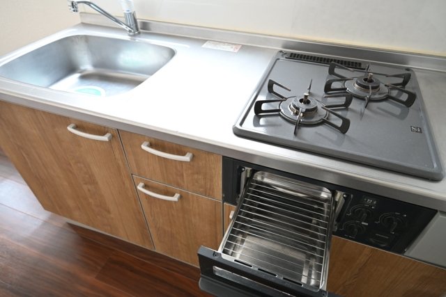 コーポセゾン1階 システムキッチン（2口ガスコンロ・グリル付）