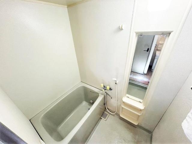 ガーデンスクエア102号室 バス