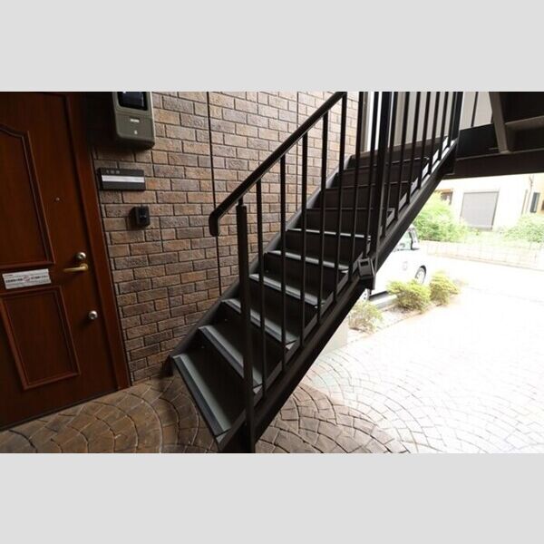 ウィルモア桜町103号室 共用階段