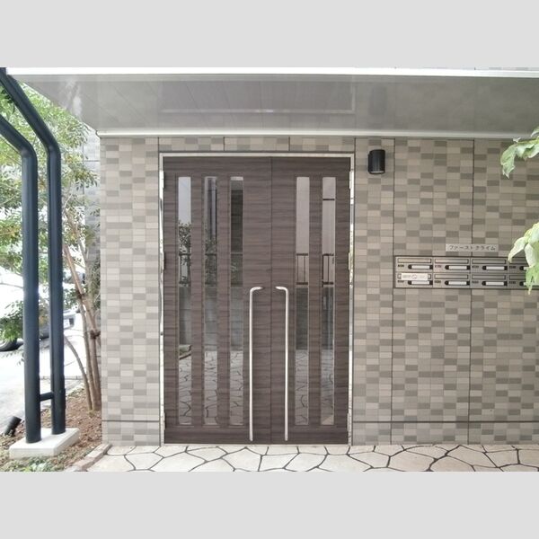 ファースト　クライム303号室 エントランス