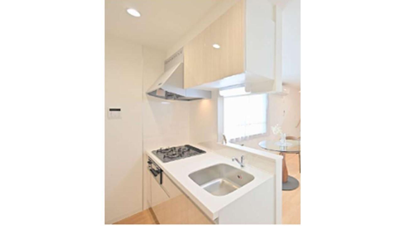 シャルール金沢文庫 103号室のキッチンは長い210㎝です。床下収納あり