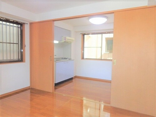 コンフォールハイム2階 洋室からのDK※同タイプ別部屋前回募集時2016.2撮影