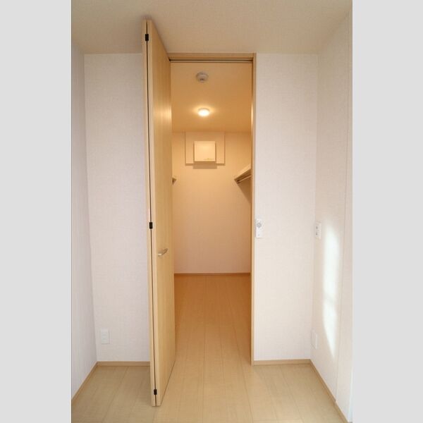 メルヴェーユ三郷中央　B105号室 ウォークインクローゼット