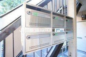 サンホワイト203号室 大き目のポストはダイヤル式施錠式で安全安心です