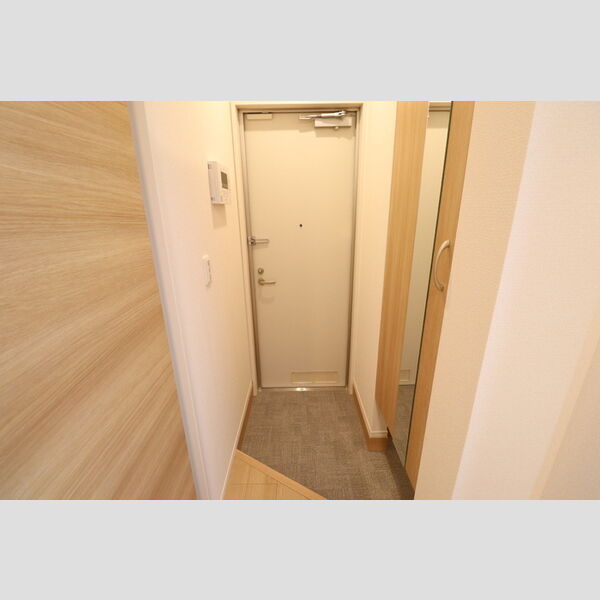 レーヴ・シェソワ106号室 玄関