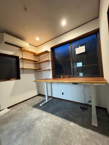 カズリノ西堀 LEFT 可動棚もあるのでリモートワークに最適