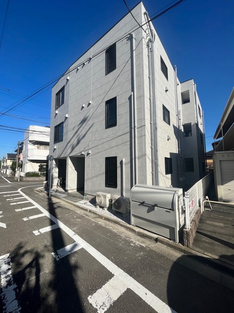 エトワール0305号室 青のコントラストに映えるコンクリ打ち放し仕様の外壁材♪